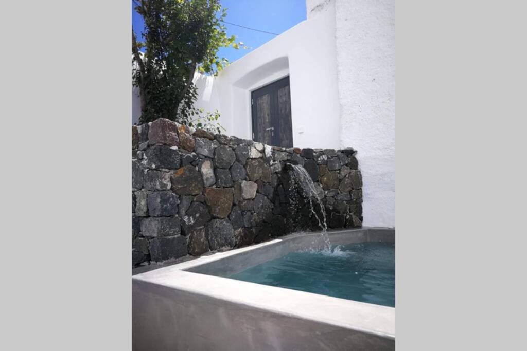 הוילה Pýrgos Santorini Folia Cave House With Jacuzzi מראה חיצוני תמונה
